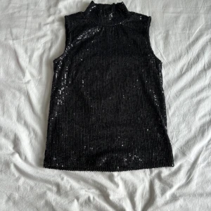 Fest topp - Väldigt bra skick! Topp med paljetter.