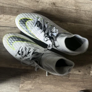 Nike Hypervenom fotbollsskor  - Ett par fotbollsskor inte till användning pågrund av för små de funkar perfekt inga håll jätte bra skick. Och pris kan diskuteras 