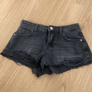 Jeansshorts från Zara - Jätte fina jeansshorts som tyvärr blivit för små. Köpta förra året och är i jättefint skick då jag bara hunnit använda de en gång.❤️ de är i storlek 34 och jag tycker att de är lite små i storleken, men passar xs/s typ. Köpta för 400kr.❤️