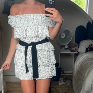 Zara klänning   - Intressekoll på den här superfina klänningen ifrån zara i storlek s. Slutsåld och väldigt eftertraktad. Säljer endast vid bra bud.
