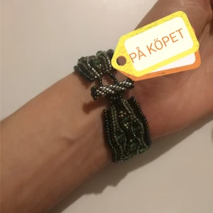 Gratis armband - Armband med gröna pärlor. Mått på sista bilden, kontrollera att du mätt din handled :) I mycket bra skick, robust och bra kvalité. Skicka ett meddelande om du vill ha det när du köper nåt mer så skickar jag med det på köpet 🌸