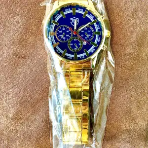 Tja! Säljer en ny klocka. Den är av märket ”Eyros”. Ett ganska okänt märke och därför är priset oerhört billigt. Jag erbjuder klockan gratis vid bundleköp. Kontakta mig för fler bilder och mer info om varan!