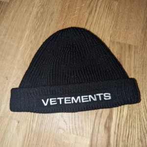 VETEMENTS ull mössa unisex i storlek medium - VETEMENTS ull mössa unisex i storlek medium, inköpt på Pret-a-porter (se bild 2)