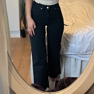 Svarta jeans  - Svarta jeans från Lager157 modell LANE size XS i nyskick. Fransade nertill silvriga detaljer. 