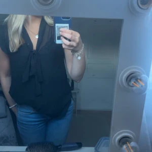 Svart blus - Jätte fin svart blus/ linne, är i ett genomskinligt material men passar snyggt med ett svart linne under (har det på bilden) passar S/M