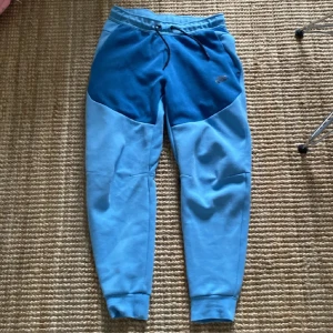Nike tech byxor - Fina Nike tech byxor i ovanlig färg. Kom gärna med bud!