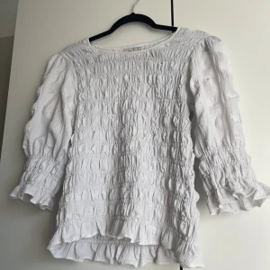 Blus  - Jättesöt blus köpt för ett tag sen, men i nyskick! Storlek M men sitter tajt så skulle säga att den sitter som en S/XS! ❤️