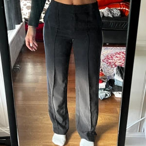 Monki kostymbyxor - Ett par gamla favoriter som tyvärr e lite små 