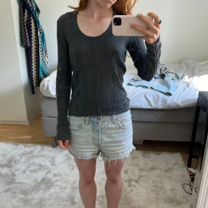 Tunn stickad tröja - Super skön tröja som lätt kan kläs upp eller ner!!