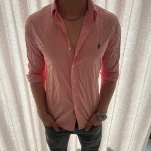 Ralph Lauren skjorta - Hej, säljer nu min fina Ralph Lauren skjorta storlek M slim fit. Den är i verkligen nyskick och kommer att vara otroligt snygg i sommar. Nypris ligger på runt 1500kr. Vi kommer sälja liknande produkter nu under sommaren så glöm inte följa profilen!🌊🍾