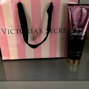 Säljer min Victoria’s Secret kropps kram, som är jätte fin till sommaren då den har exakt Glow! Helt ny och aldrig använt! Bagen kommer med i köpet!