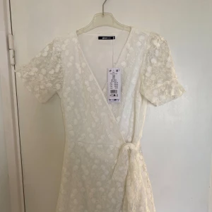 Vit Klänning - Säljer denna superfina klänningen från gina tricot, aldrig använd💗 200kr, nypris 699kr. Superfint till studenten, skolavslutning osv!🤗