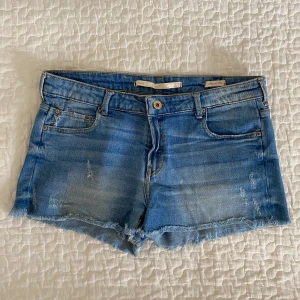 Jeansshorts - Fint skick! Midjemått 40 cm, längd 27 cm