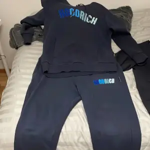 Hoodrich set köpt från JD har använt i ca 8 månader i bra skick går och köpa hoodie själv för 400 samma med byxorna kan köpa dom själva fast för 400kr storlek L på byxorna och S på hoodien