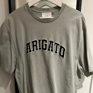 Axel Arigato T-Shirt - Snygg oversize Axel arigato tröja knappt använd. Nypris 1000kr