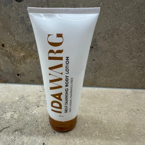 Ida Warg brun utan sol  - Brun utan sol lotion för hela kroppen. Ger en vackert solkysst ton samtidigt som den återfuktar huden. 100% vegan.  Använt endast en gång !!!  Nypris : 199kr 