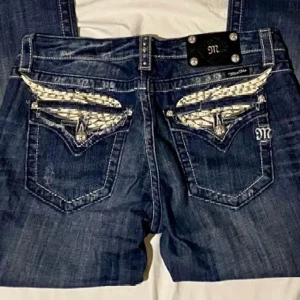 Miss me jeans  - Använt 3 gånger, säljer för att dom tyvärr är för stora💕 Väldigt bra skick! Delen längst ner på bilden har inte tagits upp så skriv om du vill se det eller har andra frågor!❤️