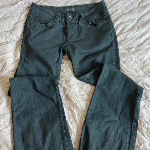 Lågmidjade Jeans  - Säljer dessa super fina lågmidjade jeans som jag köpte av en tjej som tyvärr var för små. (Midjemått 80cm och innerbenelängd är 73cm)