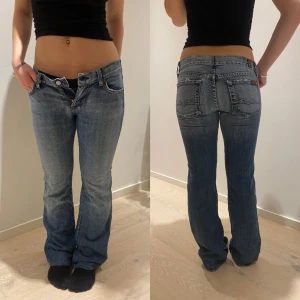 Lågmidjade jeans  - Dem är insydda så dem är storlek w27 nu. Färgen stämmer bäst på första och andra bilden. Dem sitter både straight leg och bootcut beroende på vilken storlek man har. 