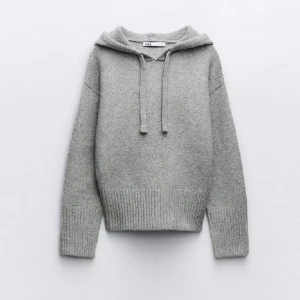 Stickad tröja - Säljer min populära stickade hoodie från Zara💖 Använd ett fåtal gånger, inga defekter eller liknande. Precis som ny!❤️