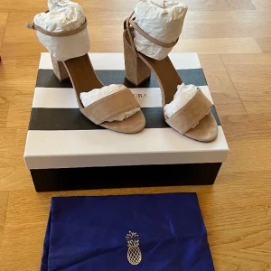 Aquazzura högklackade skor - Högklackade mocka skor ifrån Aquazzura Firenze. Använda inomhus någon enstaka gång men det finns inga tydliga täcken på användning. Kommer i originalförpackningen.  