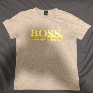 T-shirt BOSS - Skick 9/10. Strl M.