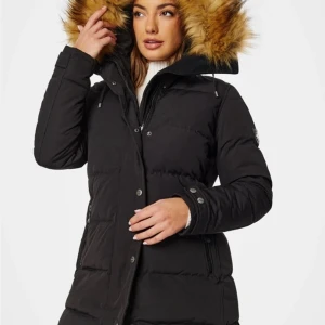 Vinter jacka  - knappt använd, bra kvalitet, priset på jackan kan förhandlas. köpte den för 2800 kan säljas för 1500