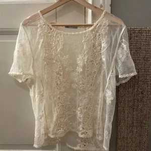 topp från zara - snygg topp från zara och är aldrig använd utav mig, köpt second hand. Funkar med linne under men ser mer festlig ut om man inte har något under. Skriv om ni har fler frågor!