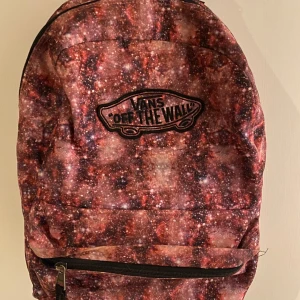 Ryggsäck  - Vans ”off the Wall” ryggsäck! Använd några gånger men är i ett bra skick. Inga skador och har bra med utrymme. Ny pris 500kr men säljer för 380kr +frakt då den är använd!
