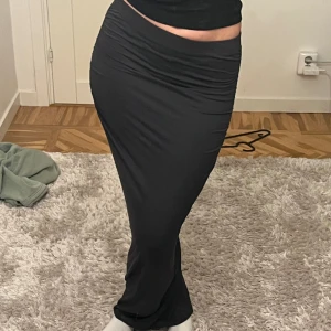 Kjol - Lågmidjad mörkgrå långkjol från gina tricot i soft touch! Använd max 1 gång.