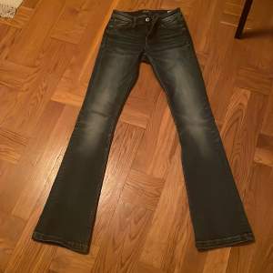 Snygga lågmidjade vintage jeans från crocker. De är bootcut och  färgen är blå och lite stonewashed. Säljer på grund av att de är för små💕