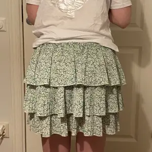 Blommig grön kjol som bara är använd några få gånger 