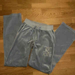 Juicy couture sett  - Säljer nu mitt gamla sätt från juicy   Är i fint med använt skick. Byxorna är i xxs och tröjas s men passar en xs utan problem