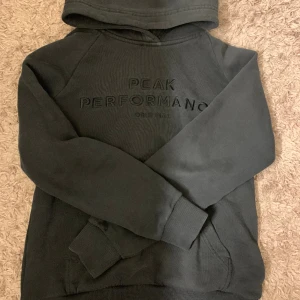 Peak performance hoodie - Peak performance hoodie i nyskick. Storlek S men passar allt mellan XS-M🥰 säljer då jag inte använder nåmer (pris går att diskuteras)