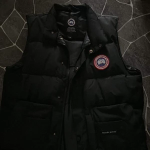 Canada gosse väst  - Har tröttnat på den så vill sälja den storlek L Men passar som M 