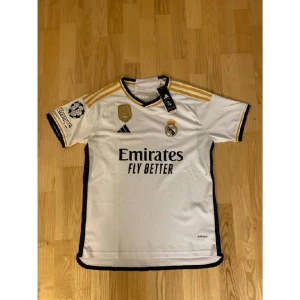 Vit real tröja storlek S helt ny  - Tja tja! Jag säljer denna real madrid tröja eftersom köpte den till min 15 åriga son och den inte passade helt riktigt om du är intresserad hör av dig 0739065537