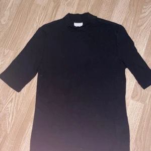 Top - Svart top/t-shirt i storlek M