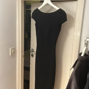 Superfin klänning med öppen rygg  - Använd 1 gång, i storlek XS🤍 öppen i ryggen 