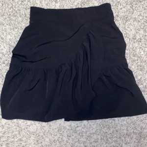 Lindex tjol - Tjol från lindex i bra skick. Använd bara två gånger pch den har inga defekter. Inte riktigt min stil så det är därför jag säljer. Skriv för fler bilder på!💕