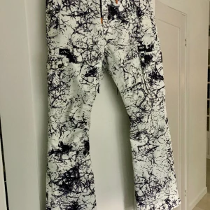 DOPE skidbyxor i storlek XS - Skitsnygga skidbrallor från DOPE. Som nya då de bara använts ett fåtal gånger. 