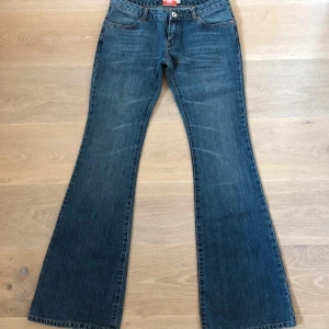 Vintage jeans - Säljer dessa sjukt snygga Bootcut jeansen, säljer då de är för små för mig, väldigt låga i midjan, skriv om ni har några funderingar 