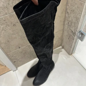 Overknee-stövlar  - Aldo overknee-stövlar i stl 39 Svart  Helt nya, använt 1-2 ggr  Nypris 1500kr
