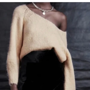 One shoulder tröja zara - SÅ fin färg och och tröja, helt perfekt 💋