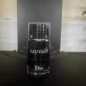 Dior sauvage parfym som hade 60ml från början men det är typ 45ml kvar. Nypris för 60 ml: 950kr. Mitt pris för 45 ml: 300kr. 