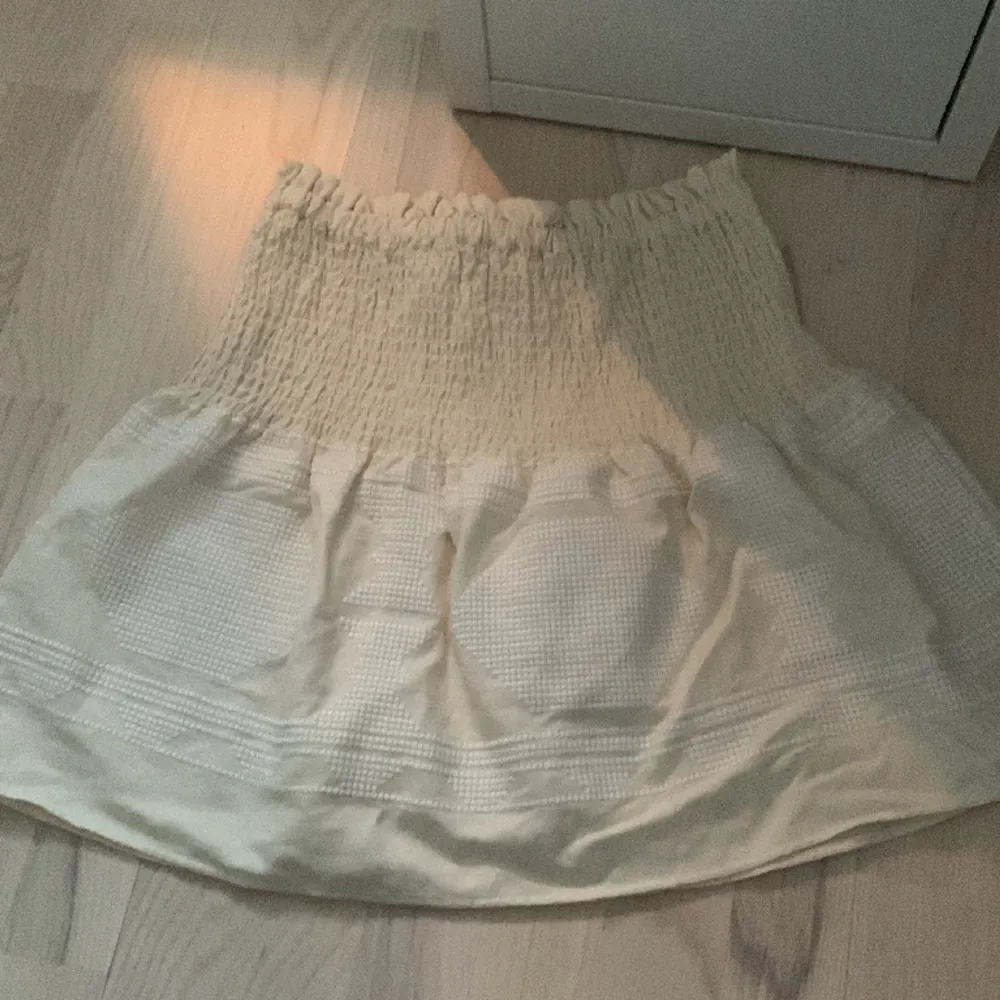 Säljer min jättefina kjol från zara få den var för stor, skulle även kunna byta till en i XS. Kjolar.