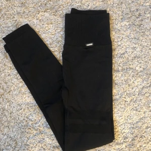 Träningsbyxor  - Säljer dessa helt oanvända träningstightsen från Stonger. Hög midja som är ribbad, även två diskreta svarta sträck på låret. Skriv privat vid frågor eller för fler bilder❤️