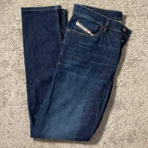 Tja! Vi säljer ett par Diesle jeans i modellen ”D-FINNING” som är en slim fit modell. Endast jeansen medföljer. Skick: 9,5/10. Nypris: 1600kr. Vårt pris: 299kr. Frakt sker via Postnord. Vi finns i DM vid frågor och funderingar. Mvh Norén&Ericsson!