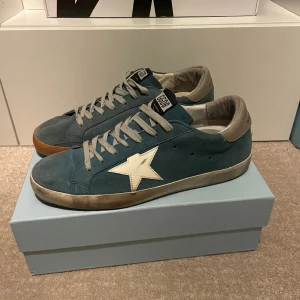 Golden Goose skor - Säljer dessa riktigt feta Golden Goose skor! Storlek 44! Box medföljer vid köp!  Hör gärna av dig om du har frågor! 