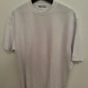 ZARA, T-Shirt, Strl M - Fint skick. Helt ny. Loose fit.