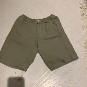 Säljer dessa gröna shorts från Zara i storlek 164/13-14y